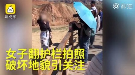 女游客翻越市政護欄采訪