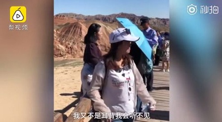 女游客翻越市政護欄采訪