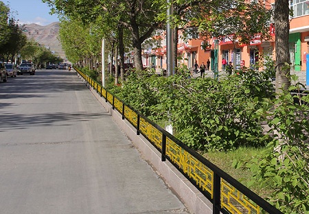 愛可青隔離護欄,不讓杜牧墓地變菜園 草坪護欄.jpg