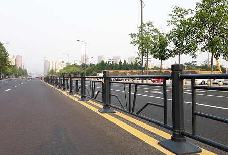 避免中 央道路護欄晃動的四個要素 市政護欄.jpg